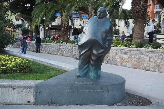 スラティナビーチの入り口にある大きな像