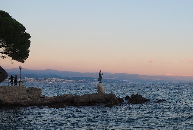 スラティナビーチからのカモメと少女の像