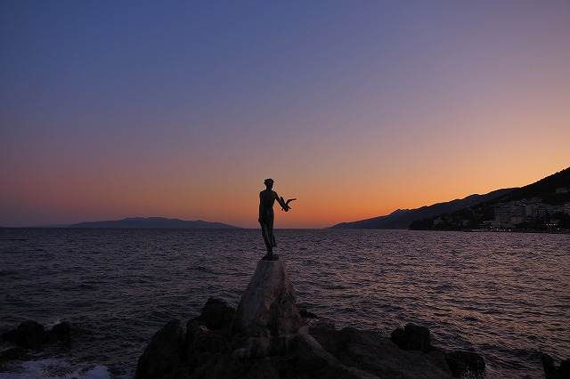 カモメと少女の像