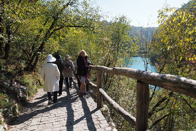 カヴァノヴァツ湖への遊歩道