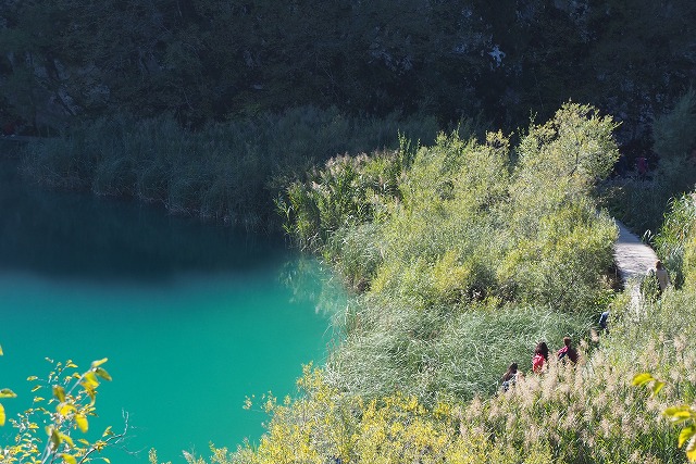 カルジェロバッツ湖と木道