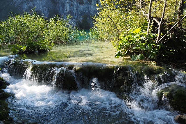 ミラノヴァツ湖からミルカ・トルニナ滝への流れ