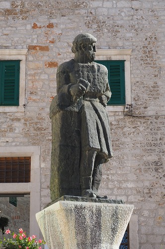 聖ヤコブ大聖堂前の銅像
