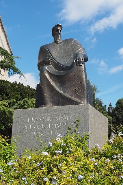 ペタル・クレシミール4世の像