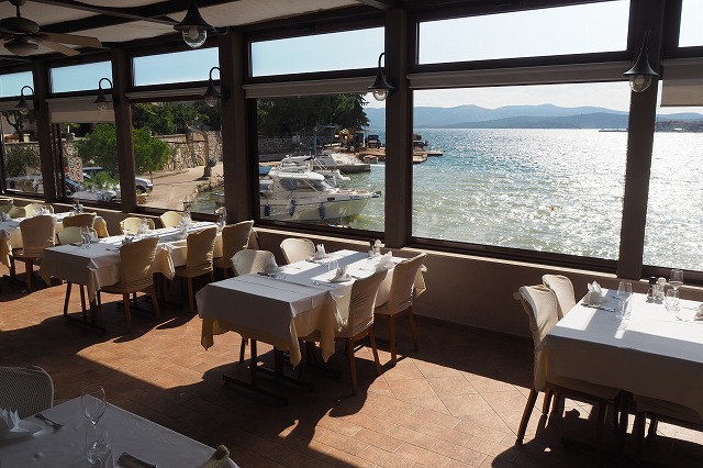 シーフードレストラン「Zlatna Ribica」