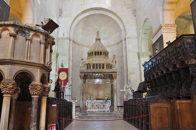聖ロヴロ大聖堂　主祭壇