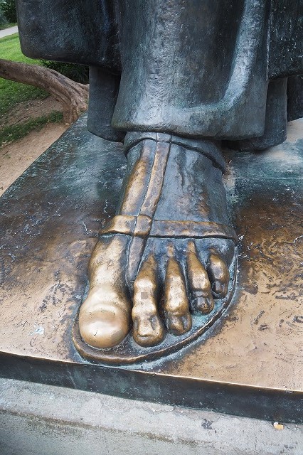 グルグール像の親指