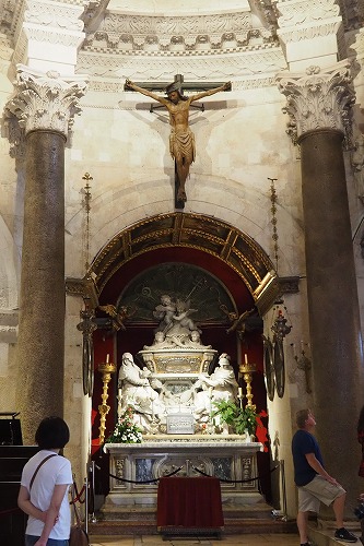 バロック様式の聖ドムニウスの祭壇全体