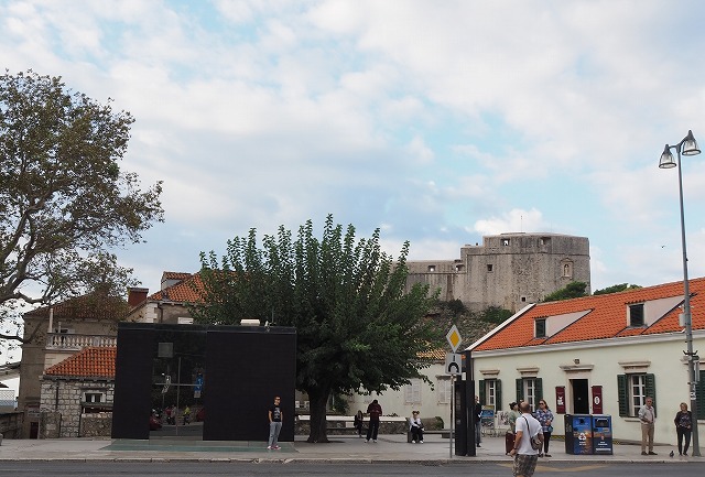 観光案内所とロヴリイェナツ要塞