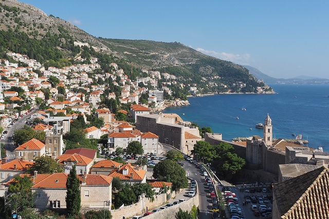 北側の城壁とスルジ山へのロープウェイ乗り場