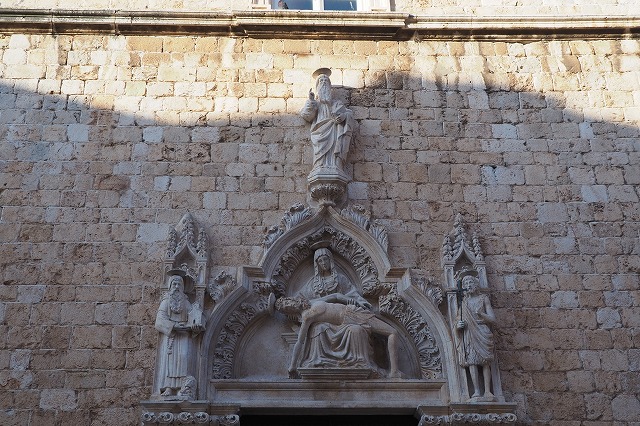 フランシスコ会修道院の教会入口のピエタ像