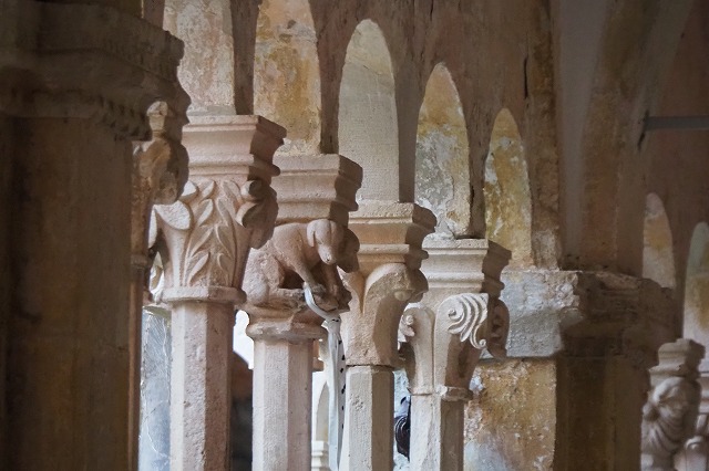 フランシスコ会修道院の柱