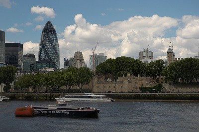 ロンドン塔と特徴的な形のガーキン