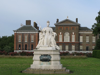 ヴィクトリア女王像とケンジントン・パレス